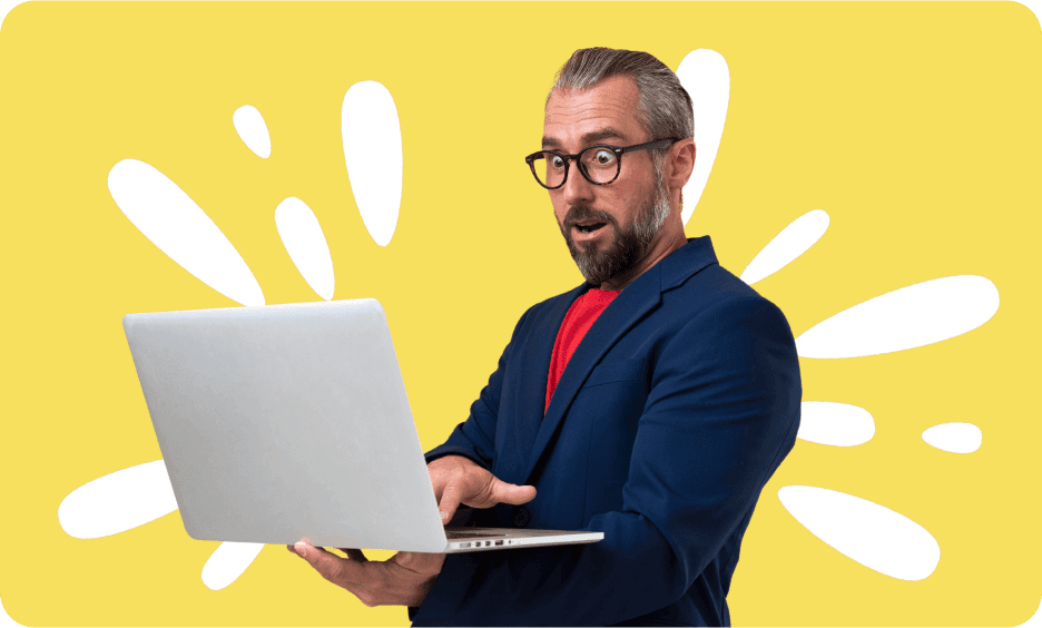 homme à l'allure surprenante, portant des lunettes et un costume, tenant l'ordinateur portable ouvert dans ses mains