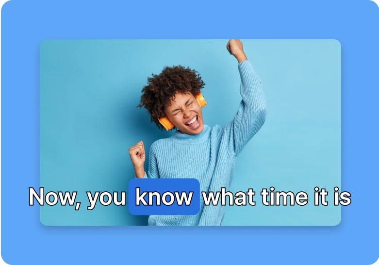 Person mit Kopfhörern und blauem Pullover, die tanzt, während unten animierte Untertitel eingeblendet werden