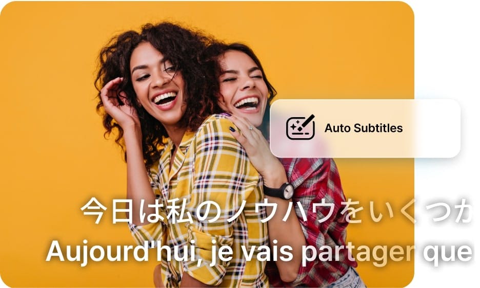 zwei lachende Frauen, die eng beieinander stehen, mit mehrsprachigen Untertiteln am unteren Rand des Bildes